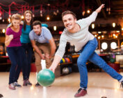 Eine Gruppe junger Menschen beim Bowling spielen