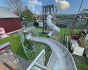 Außenbereich vom Piratenland Neuwied, im Vordergrund eine Wasserrutsche bei sonnigem Wetter.